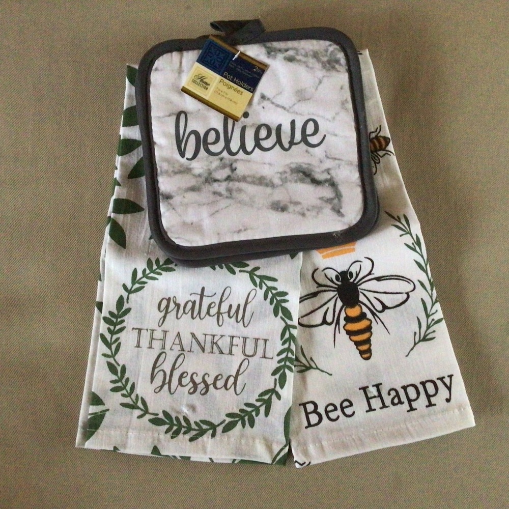 Towels and Pot Holders (4pcs.). NWT